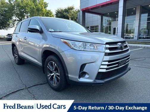 Celestial Silver Metallic 2019 Toyota Highlander LE