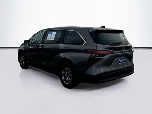 2021 Toyota Sienna LE