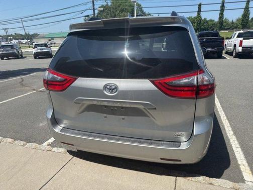 2020 Toyota Sienna XLE