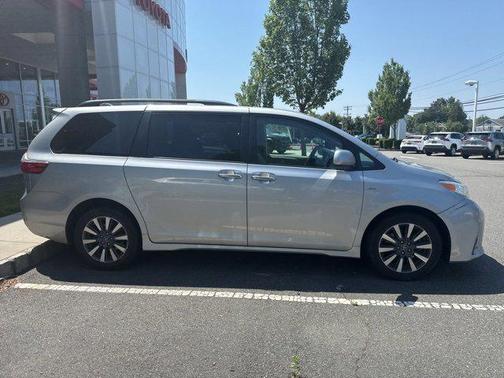 2020 Toyota Sienna XLE