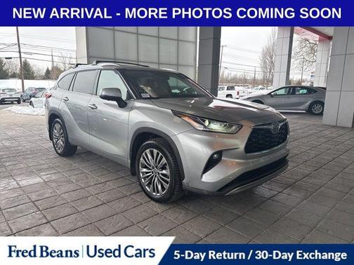 2023 Toyota Highlander Hybrid Platinum