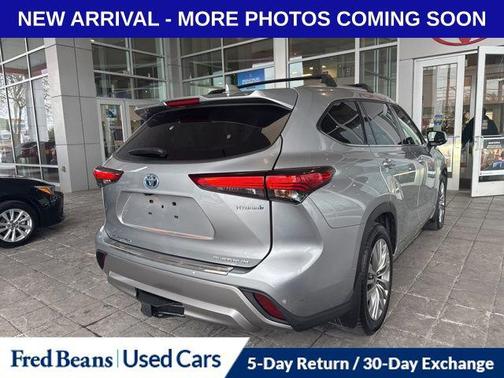 2023 Toyota Highlander Hybrid Platinum