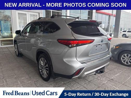 2023 Toyota Highlander Hybrid Platinum