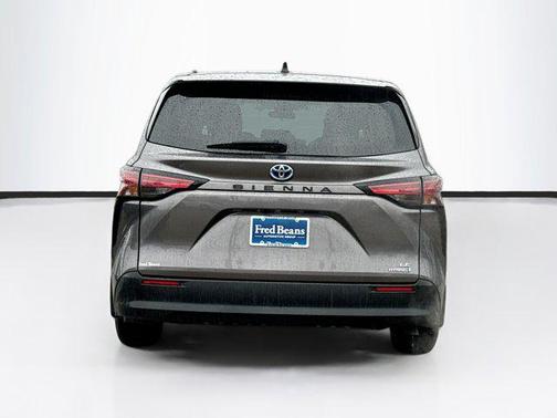 2021 Toyota Sienna LE
