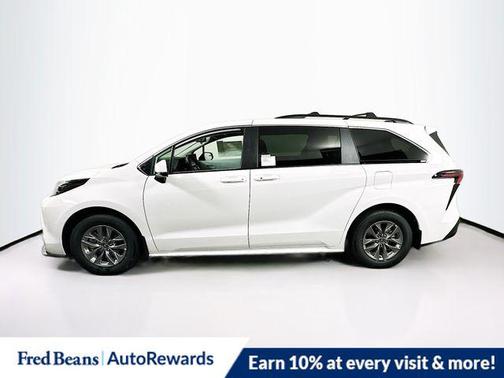 2025 Toyota Sienna LE