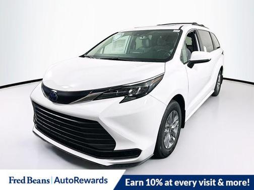 2025 Toyota Sienna LE