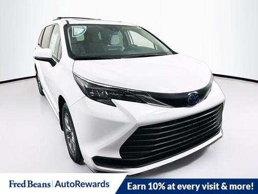 2025 Toyota Sienna LE