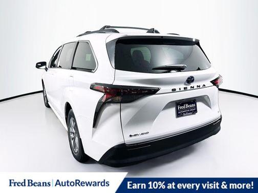 2025 Toyota Sienna LE