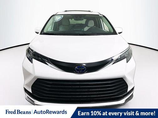 2025 Toyota Sienna LE