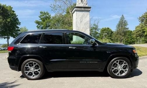Diamond Black Crystal Pearlcoat 2019 Jeep Grand Cherokee Overland