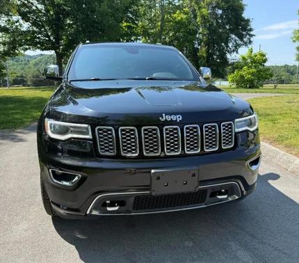 Diamond Black Crystal Pearlcoat 2019 Jeep Grand Cherokee Overland