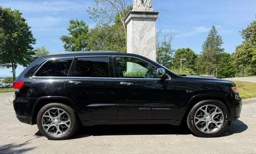Diamond Black Crystal Pearlcoat 2019 Jeep Grand Cherokee Overland