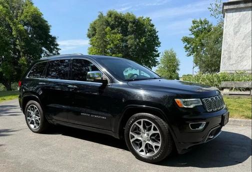 Diamond Black Crystal Pearlcoat 2019 Jeep Grand Cherokee Overland