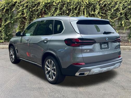 Skyscraper Grey Metallic 2026 BMW X5 xDrive40i
