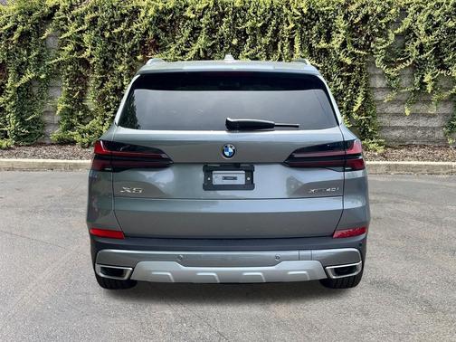 Skyscraper Grey Metallic 2026 BMW X5 xDrive40i