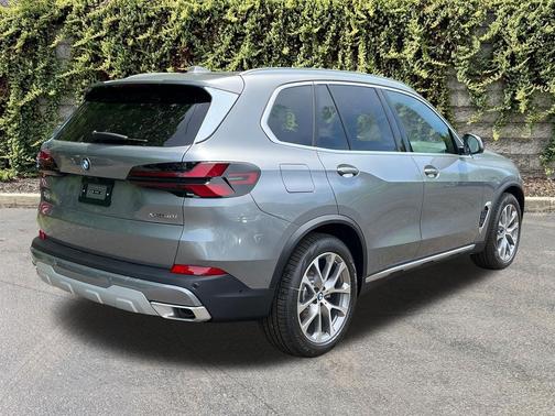 Skyscraper Grey Metallic 2026 BMW X5 xDrive40i