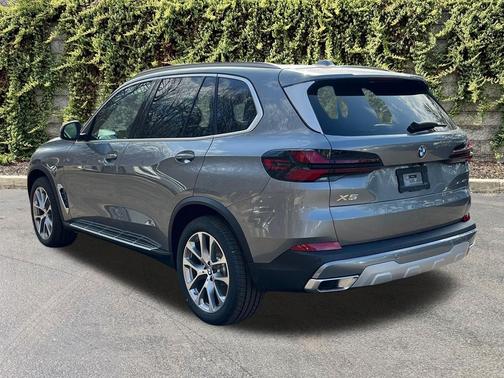 Skyscraper Grey Metallic 2026 BMW X5 xDrive40i