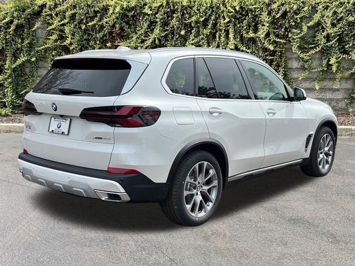 Mineral White Metallic 2026 BMW X5 xDrive40i