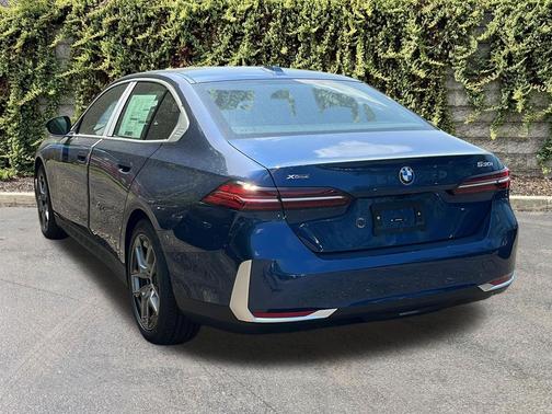 BLUE 2027 BMW 530 i xDrive