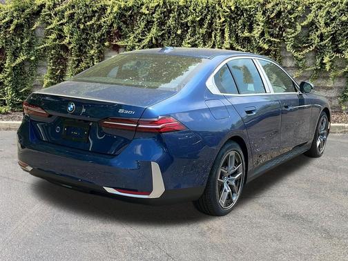 BLUE 2027 BMW 530 i xDrive