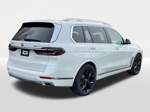 Alpine White 2026 BMW X7 xDrive40i