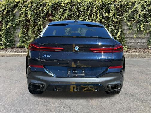 BLACK 2027 BMW X6 xDrive40i