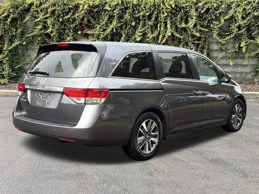 Modern Steel Metallic 2017 Honda Odyssey EX-L