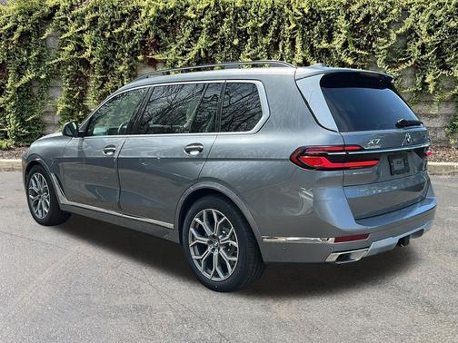 Skyscraper Grey Metallic 2026 BMW X7 xDrive40i