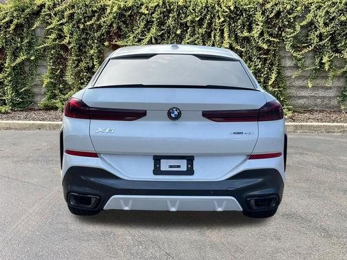 Mineral White Metallic 2026 BMW X6 xDrive40i