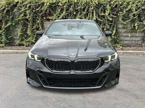BLACK 2027 BMW 530 i xDrive