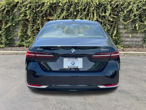 BLACK 2027 BMW 530 i xDrive