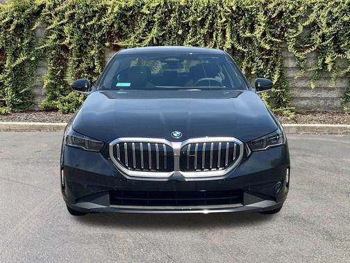 BLACK 2027 BMW 530 i xDrive