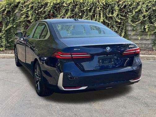 BLUE 2027 BMW 530 i xDrive