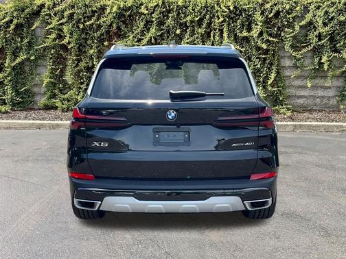 Black Sapphire Metallic 2026 BMW X5 xDrive40i
