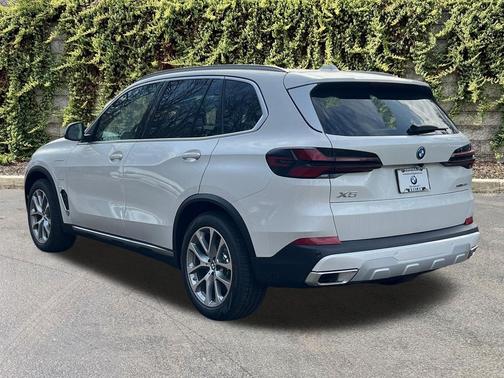 Mineral White Metallic 2026 BMW X5 PHEV xDrive50e