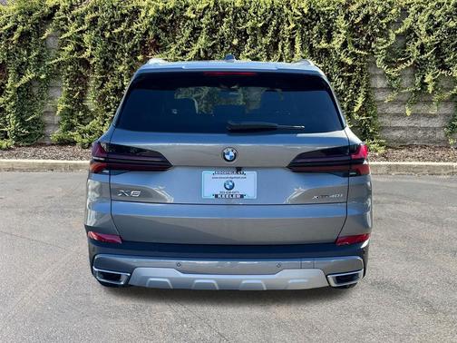 Skyscraper Grey Metallic 2026 BMW X5 xDrive40i