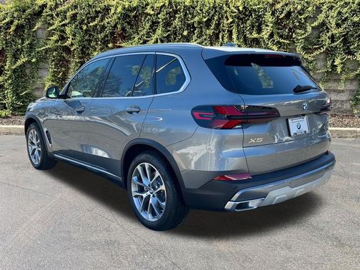 Skyscraper Grey Metallic 2026 BMW X5 xDrive40i