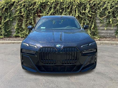 Carbon Black Metallic 2026 BMW i7 xDrive60