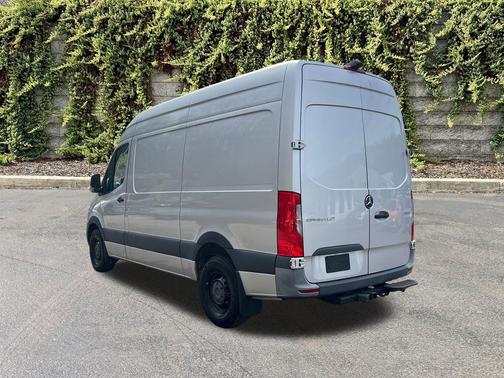 Skyscraper Grey Metallic 2026 BMW X5 xDrive40i