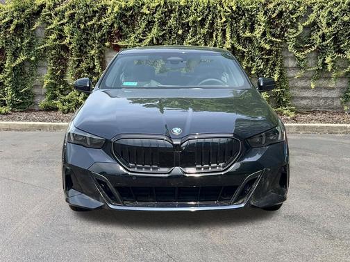 Carbon Black Metallic 2027 BMW 530 i xDrive