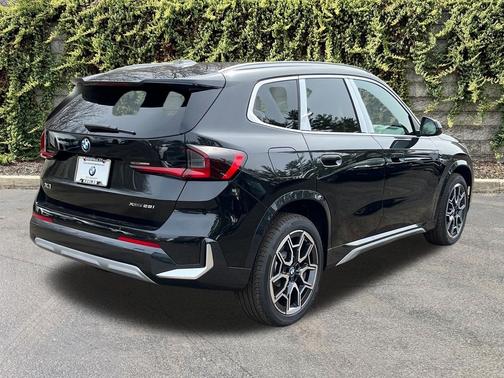 Black Sapphire Metallic 2026 BMW X1 xDrive28i