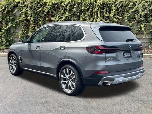 Skyscraper Grey Metallic 2026 BMW X5 xDrive40i