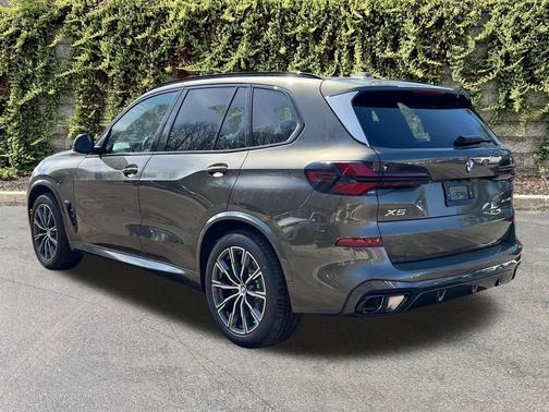 Manhattan Green Metallic 2026 BMW X5 xDrive40i