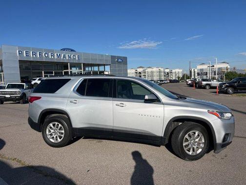 Silver Ice Metallic 2019 Chevrolet Traverse LT Cloth