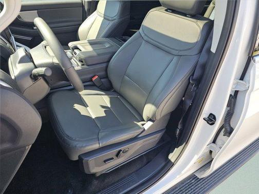 Star White Metallic Tri-Coat 2026 Ford Expedition Max Active 4x4