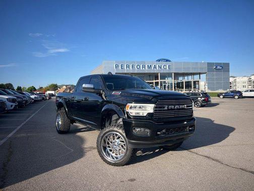Diamond Black Crystal Pearlcoat 2019 RAM 2500 Laramie
