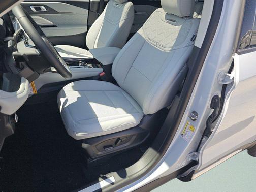 Space White Metallic 2026 Ford Explorer Platinum