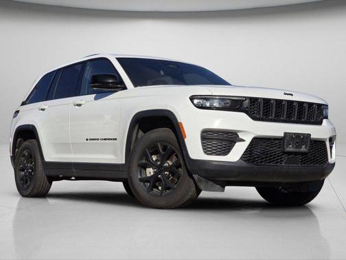 Bright White Clearcoat 2024 Jeep Grand Cherokee Altitude