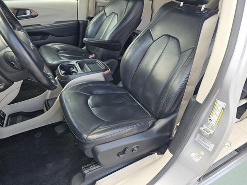 Billet Silver Metallic Clearcoat 2017 Chrysler Pacifica Touring-L