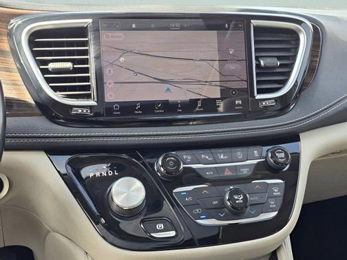 Bright White Clearcoat 2021 Chrysler Pacifica Limited